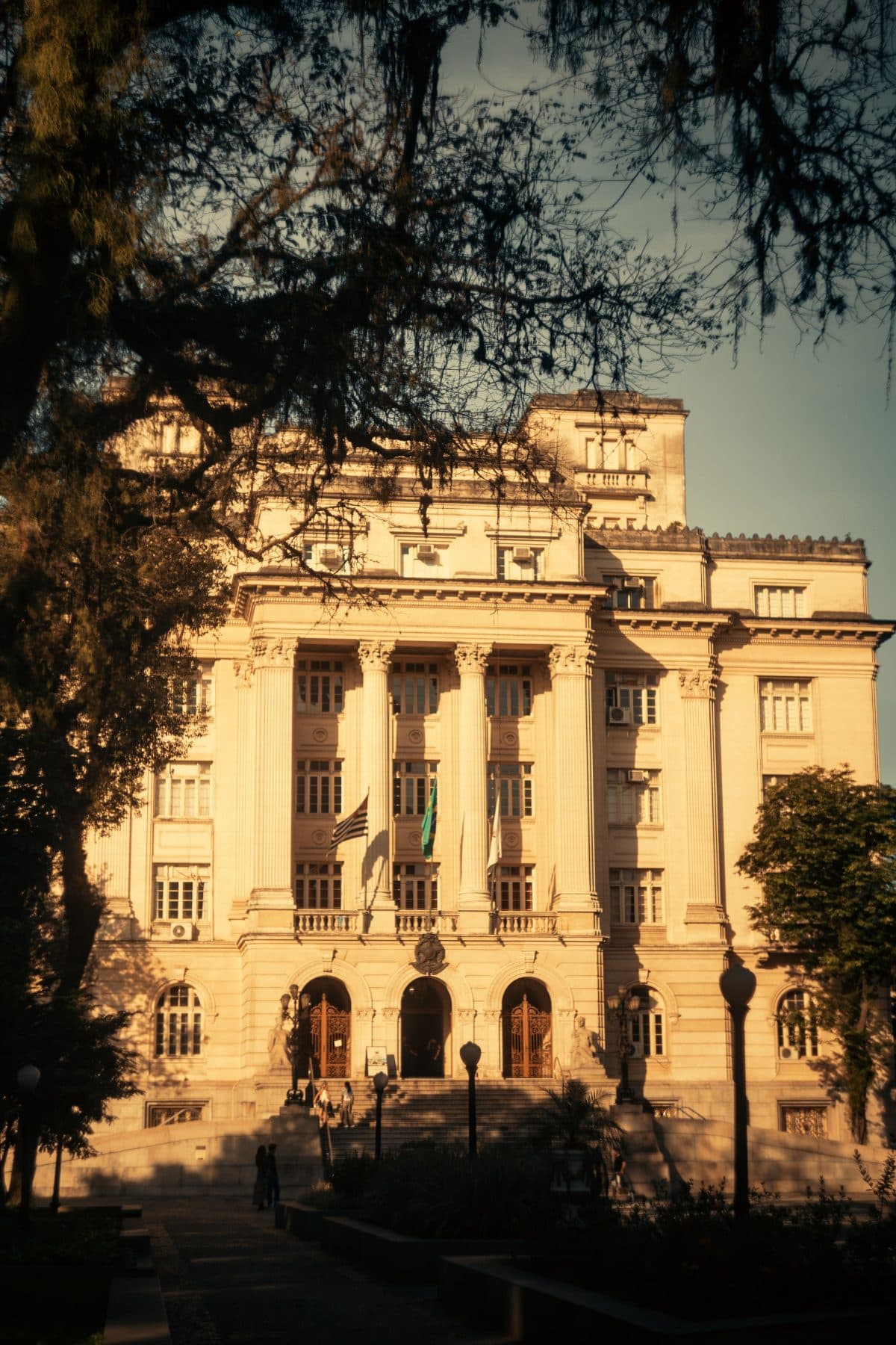 Fachada de un edificio ministerial al atardecer